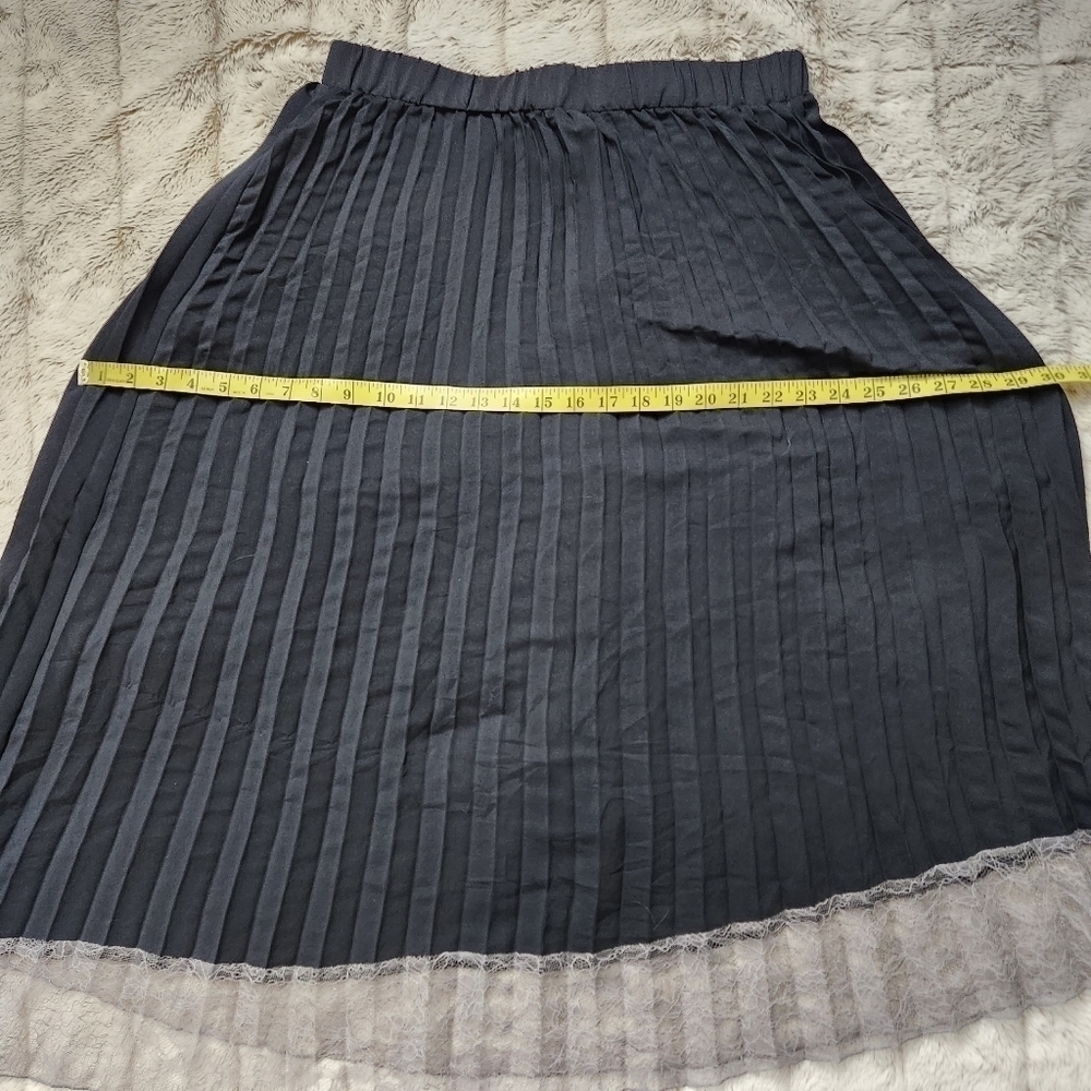 Midi skirt Pleated with lace trim Asymmetrical Black color LORI GOLDSTEIN - Picture 11 of 14